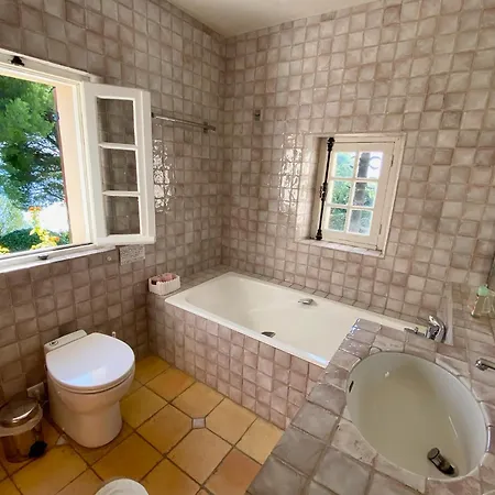 Villa Grande Familiale Vue Avec Piscine - Domaine Prive A St Cyr Sur *