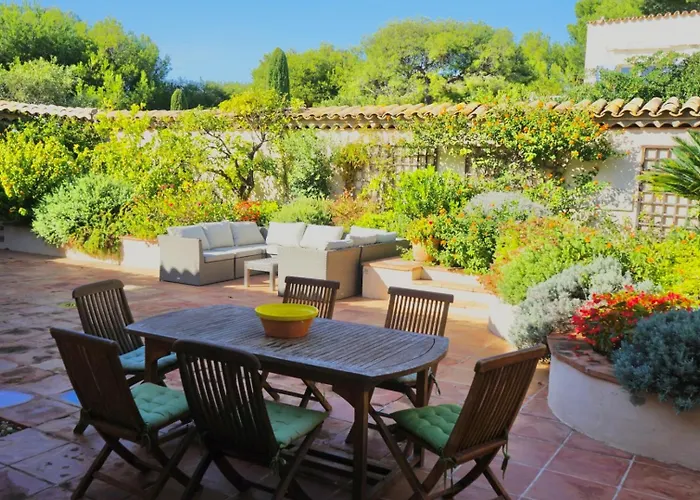 Grande Familiale Vue Avec Piscine - Domaine Prive A St Cyr Sur *