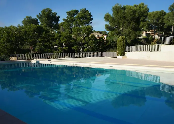 Grande Familiale Vue Avec Piscine - Domaine Prive A St Cyr Sur *